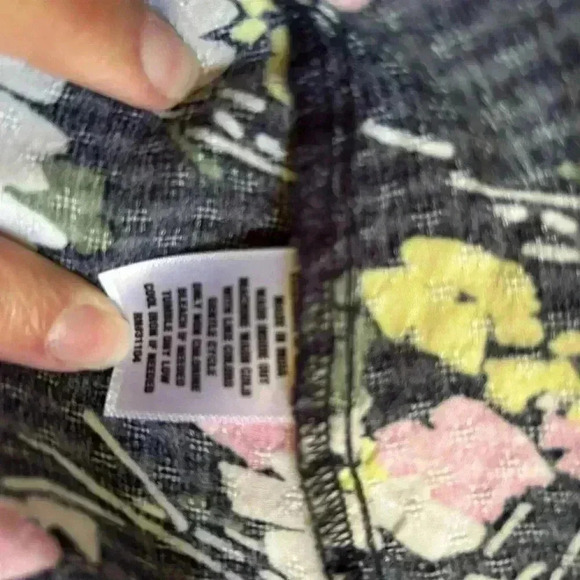 Crown & Ivy navy, white, pink, yellow floral 3/4 sleeves Small blouse, v neck - Picture 4 of 6